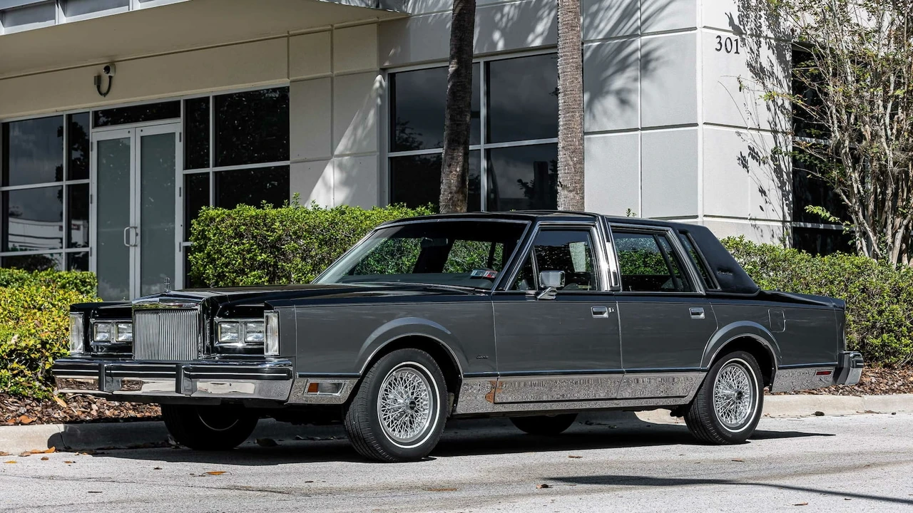 1984 Lincoln Town Car - Image 18 of 31