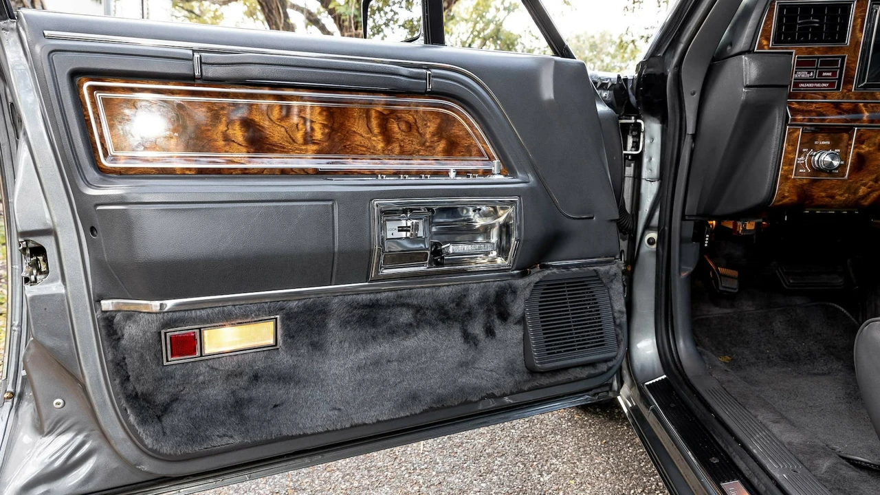 1984 Lincoln Town Car - Image 21 of 31