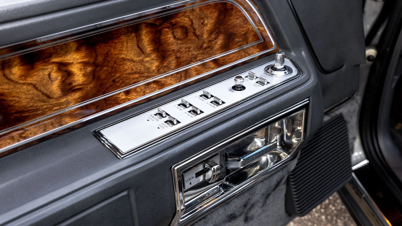1984 Lincoln Town Car - Image 22 of 31