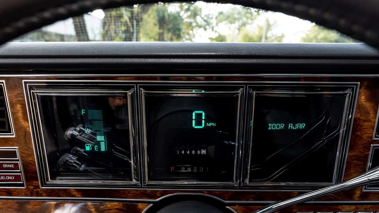 1984 Lincoln Town Car - Image 24 of 31