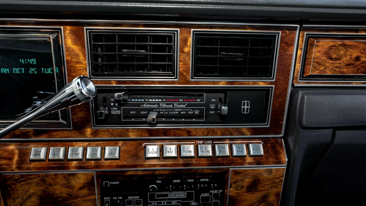 1984 Lincoln Town Car - Image 29 of 31