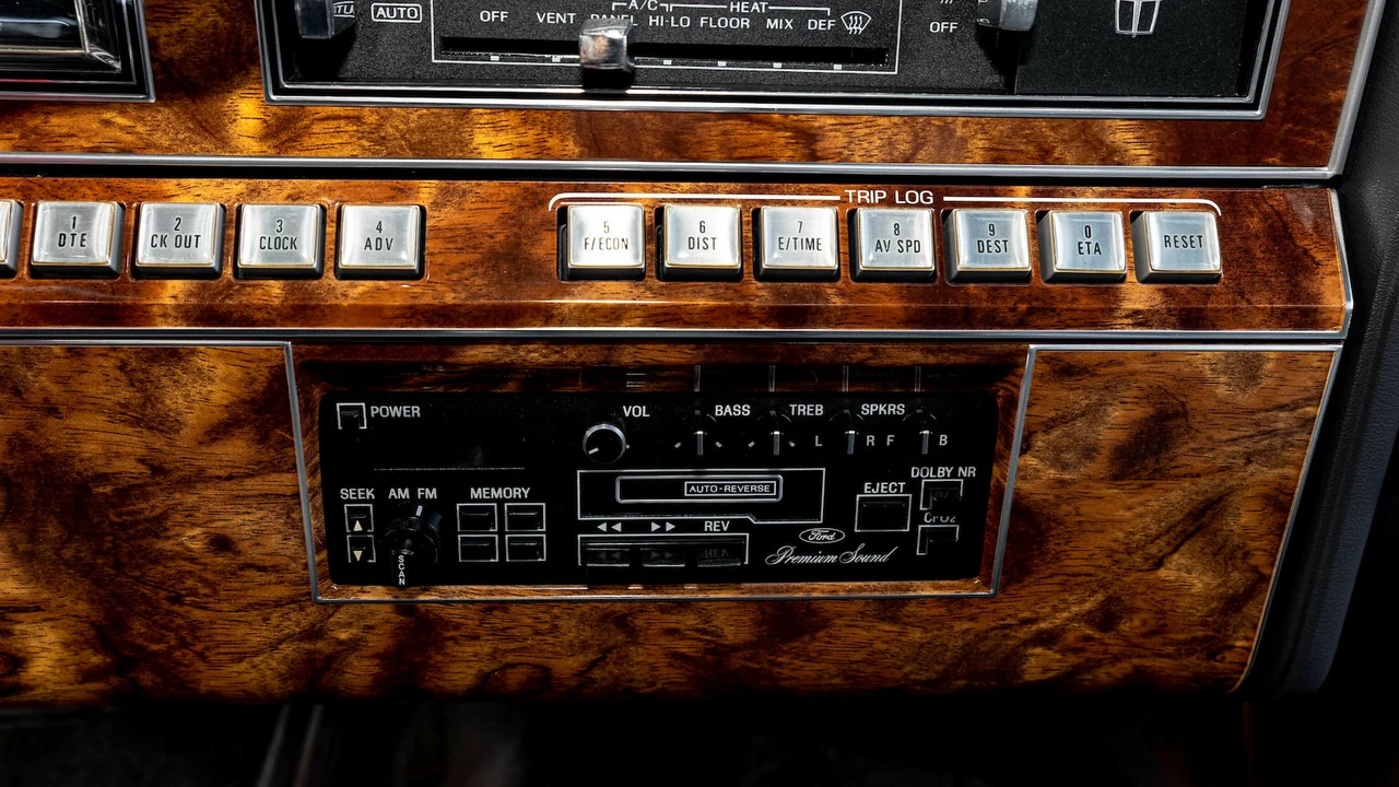 1984 Lincoln Town Car - Image 30 of 31