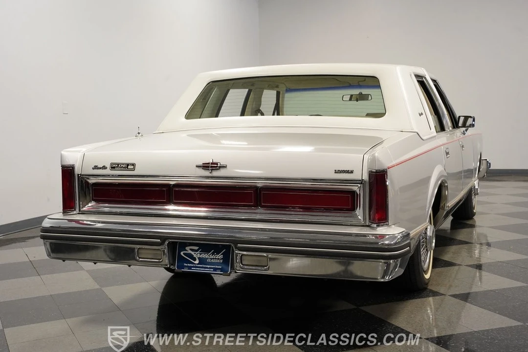 1984 Lincoln Town Car - Image 11 of 12