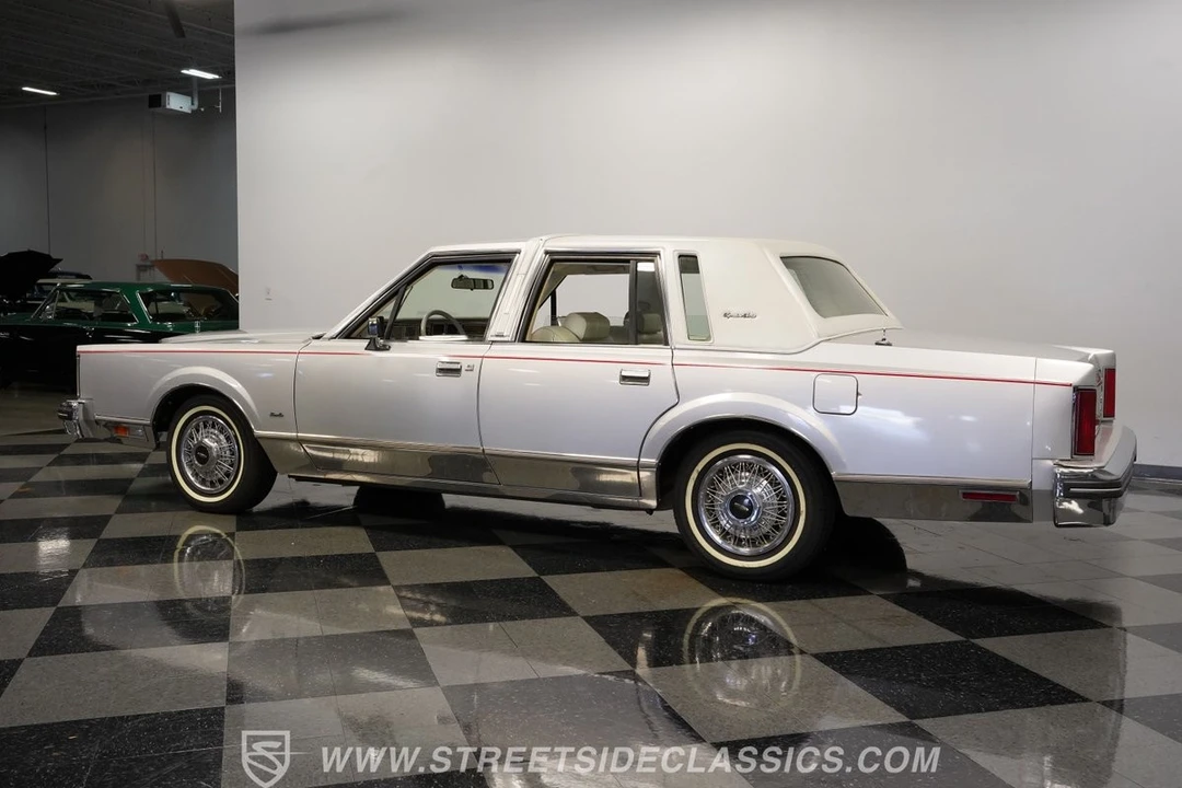 1984 Lincoln Town Car - Image 9 of 12
