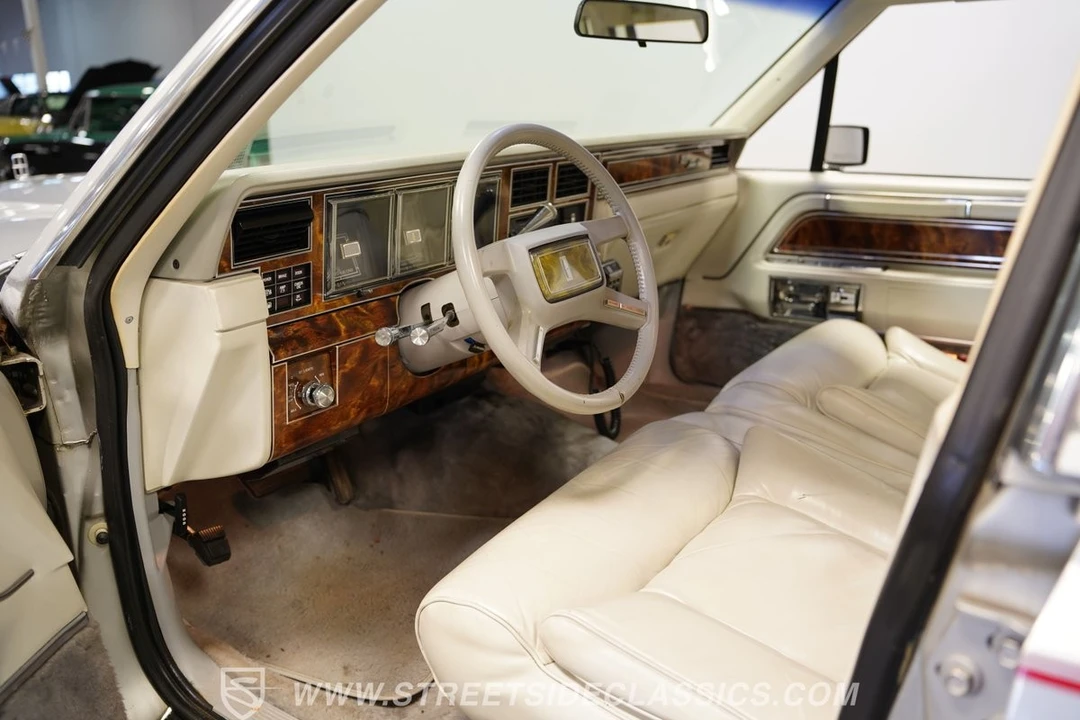1984 Lincoln Town Car - Image 4 of 12