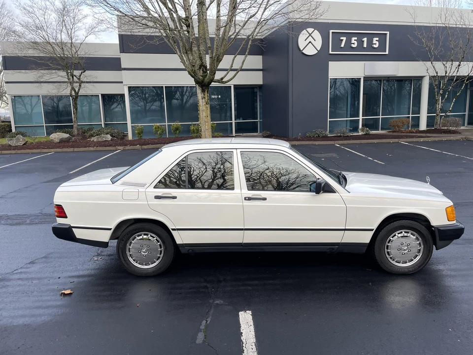 1984 Mercedes-Benz 190E - Image 12 of 31