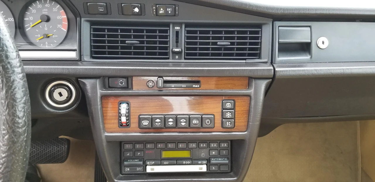 1984 Mercedes-Benz 190E - Image 26 of 31