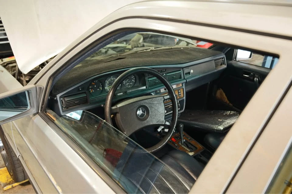 1984 Mercedes-Benz 190E - Image 8 of 10