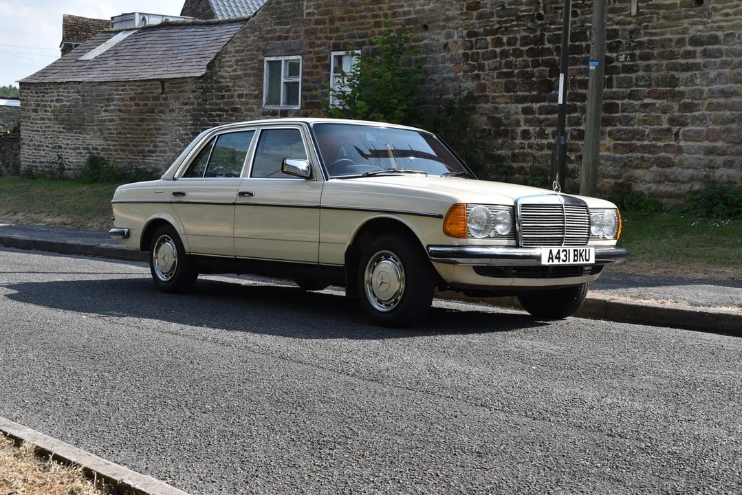1984 Mercedes-Benz W123 Sedan - Image 4 of 30