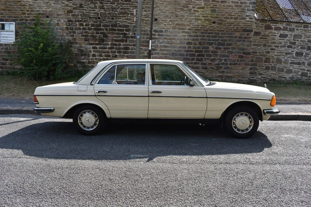 1984 Mercedes-Benz W123 Sedan - Image 8 of 30