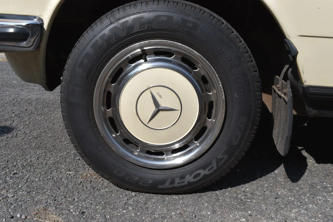 1984 Mercedes-Benz W123 Sedan - Image 13 of 30