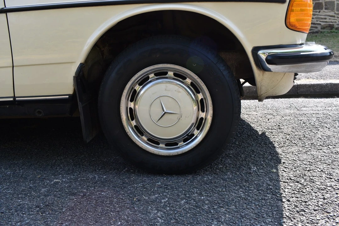 1984 Mercedes-Benz W123 Sedan - Image 16 of 30