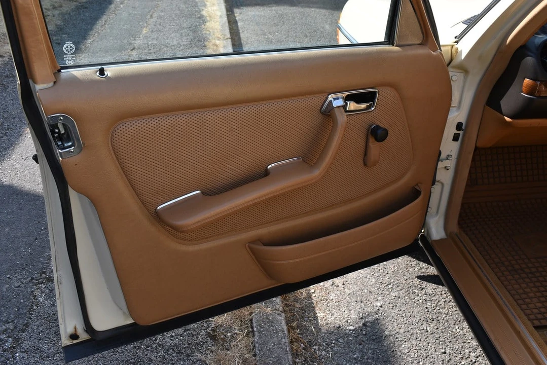 1984 Mercedes-Benz W123 Sedan - Image 28 of 30