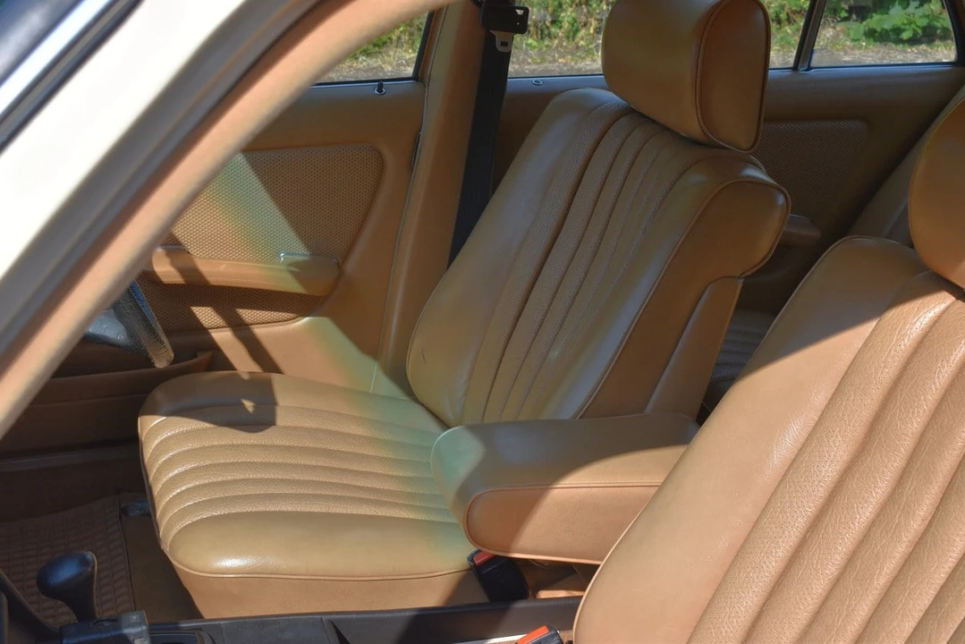 1984 Mercedes-Benz W123 Sedan - Image 27 of 30