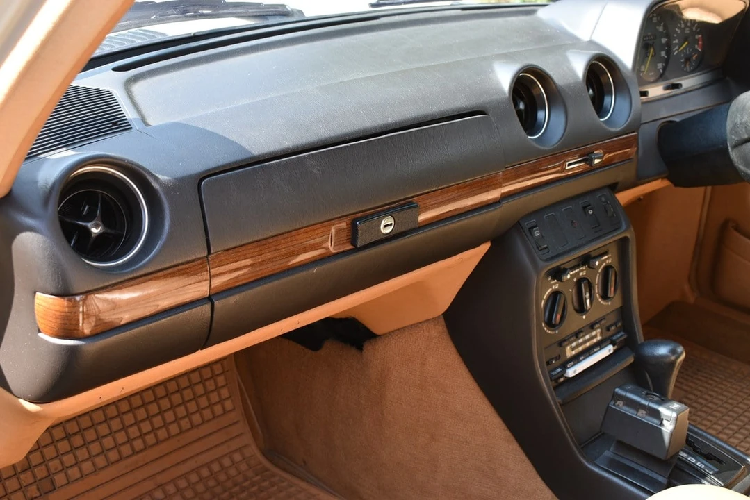 1984 Mercedes-Benz W123 Sedan - Image 22 of 30