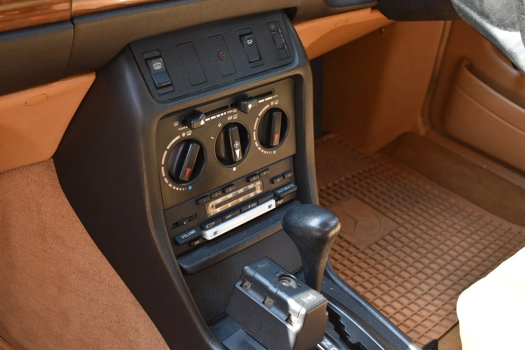 1984 Mercedes-Benz W123 Sedan - Image 23 of 30