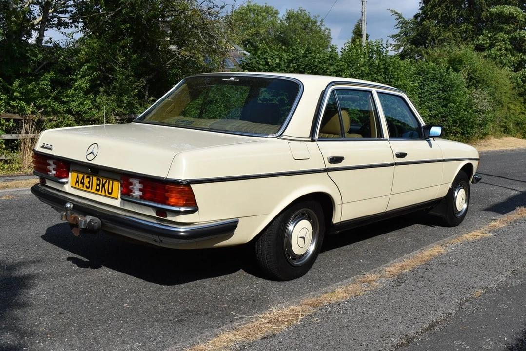 1984 Mercedes-Benz W123 Sedan - Image 10 of 30