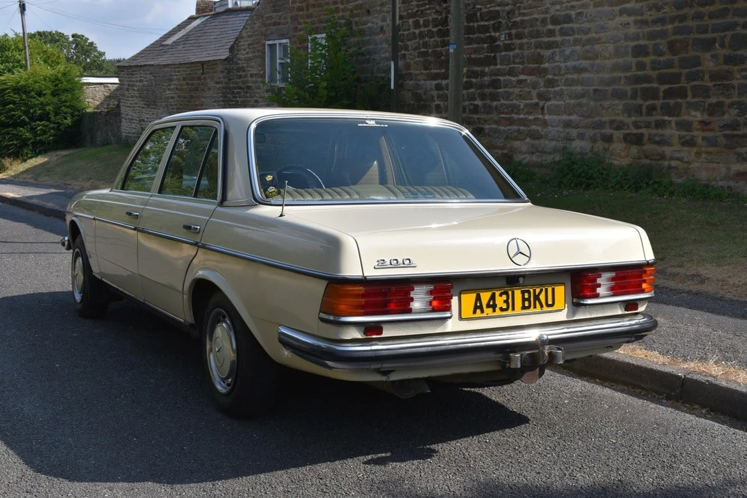 1984 Mercedes-Benz W123 Sedan - Image 11 of 30
