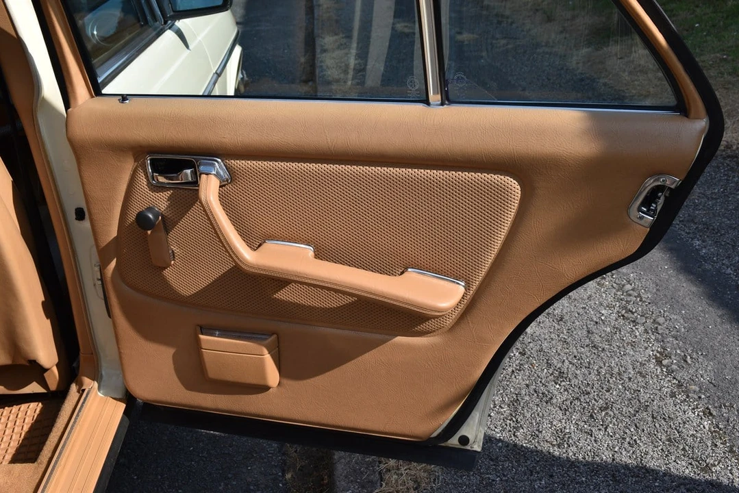 1984 Mercedes-Benz W123 Sedan - Image 29 of 30