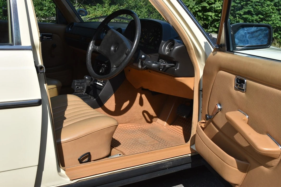 1984 Mercedes-Benz W123 Sedan - Image 17 of 30