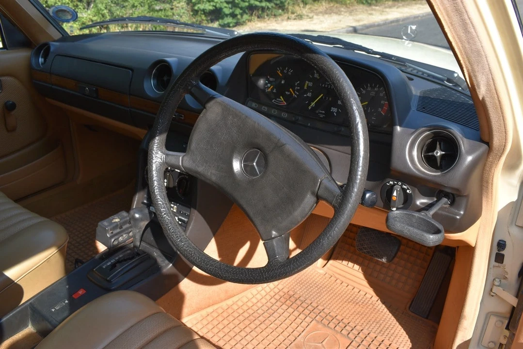 1984 Mercedes-Benz W123 Sedan - Image 19 of 30