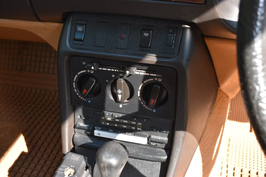 1984 Mercedes-Benz W123 Sedan - Image 25 of 30
