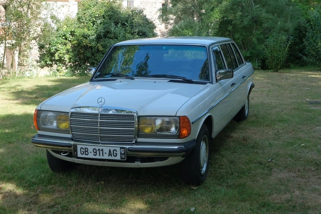 1984 Mercedes-Benz W123 Sedan - Image 2 of 30