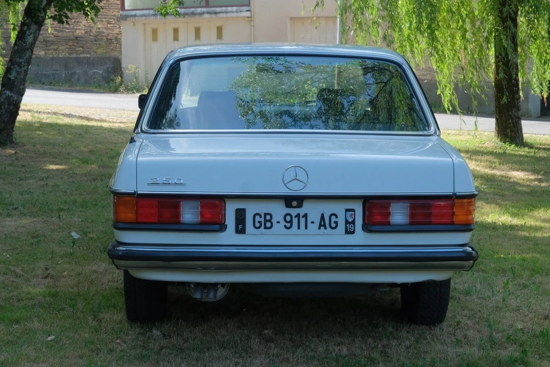 1984 Mercedes-Benz W123 Sedan - Image 6 of 30