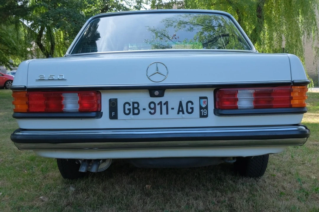 1984 Mercedes-Benz W123 Sedan - Image 9 of 30