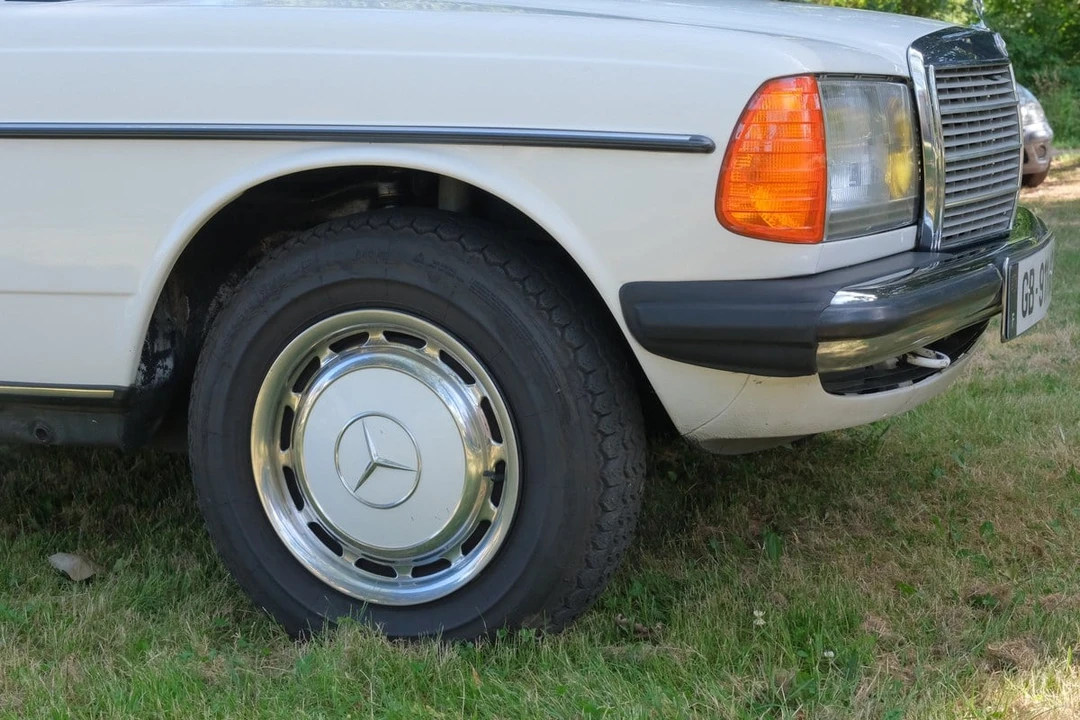 1984 Mercedes-Benz W123 Sedan - Image 24 of 30