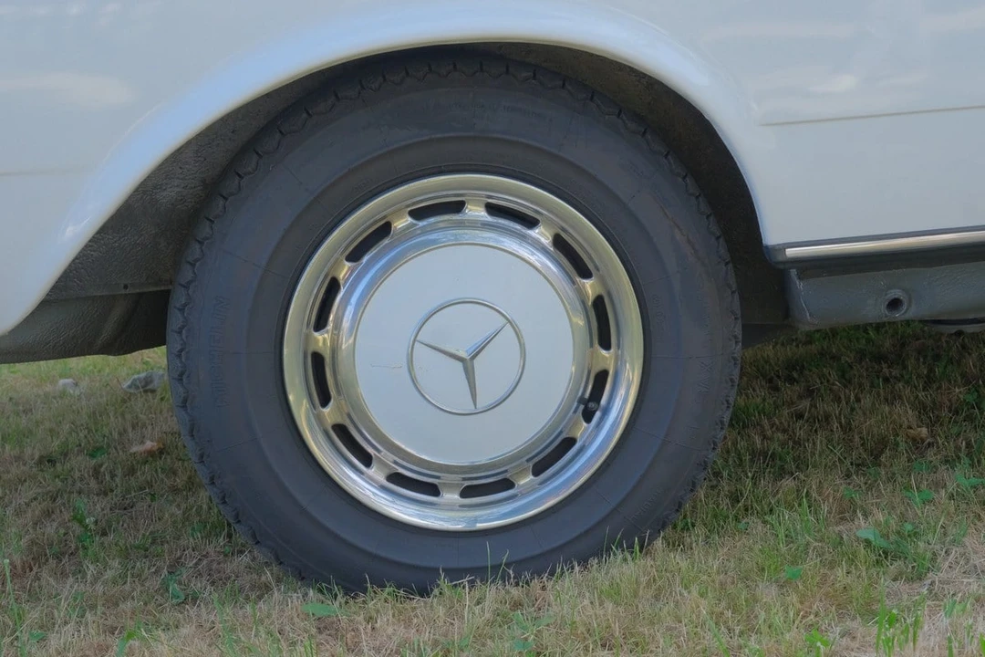 1984 Mercedes-Benz W123 Sedan - Image 25 of 30