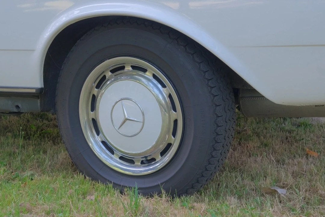 1984 Mercedes-Benz W123 Sedan - Image 26 of 30