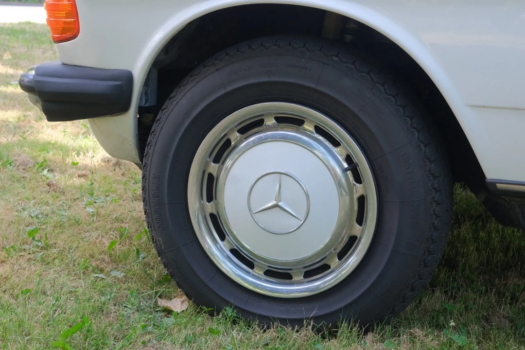 1984 Mercedes-Benz W123 Sedan - Image 27 of 30