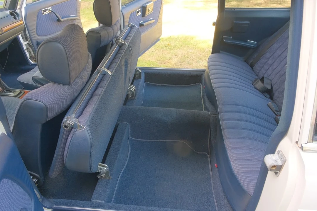 1984 Mercedes-Benz W123 Sedan - Image 28 of 30