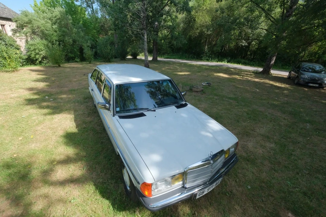 1984 Mercedes-Benz W123 Sedan - Image 13 of 30
