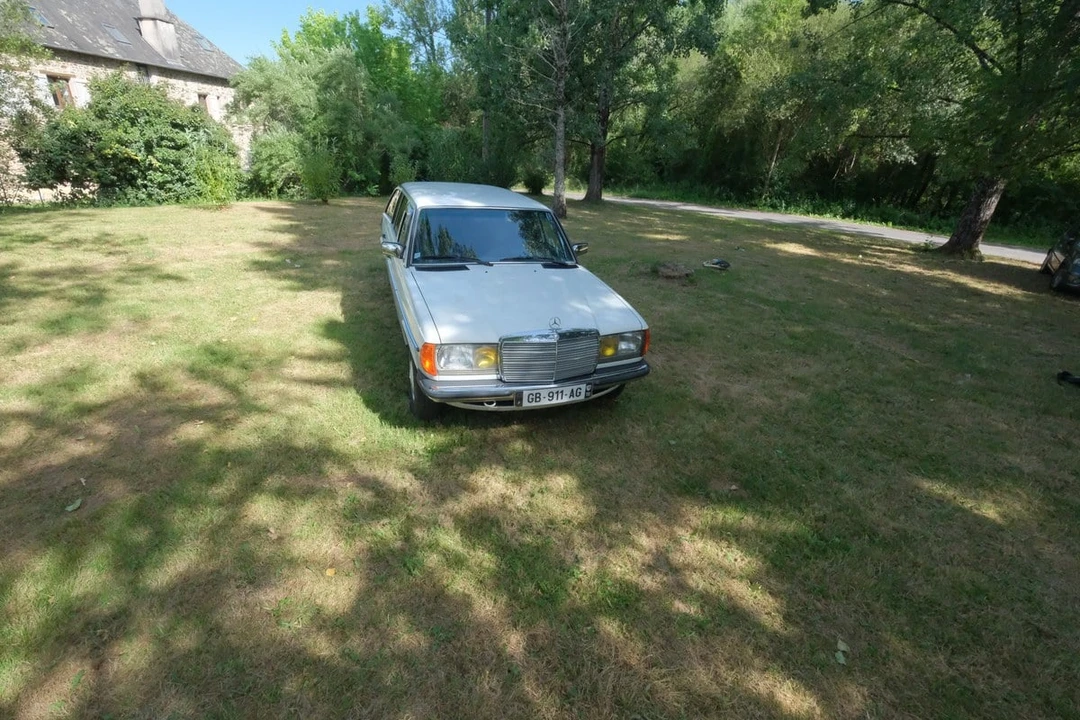 1984 Mercedes-Benz W123 Sedan - Image 17 of 30