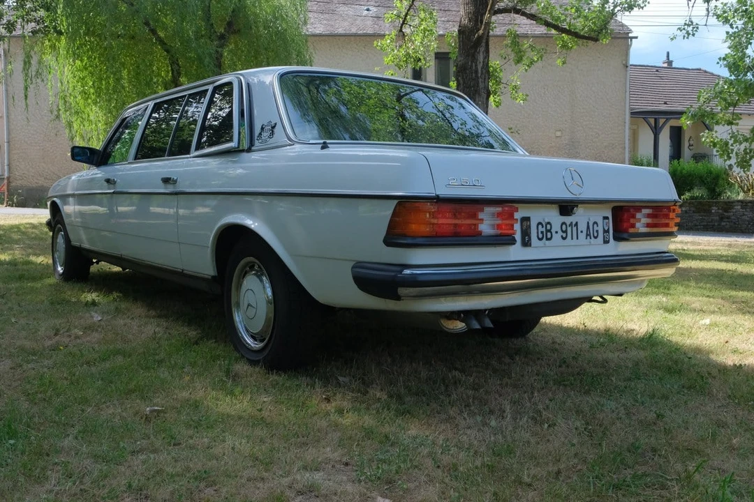 1984 Mercedes-Benz W123 Sedan - Image 21 of 30