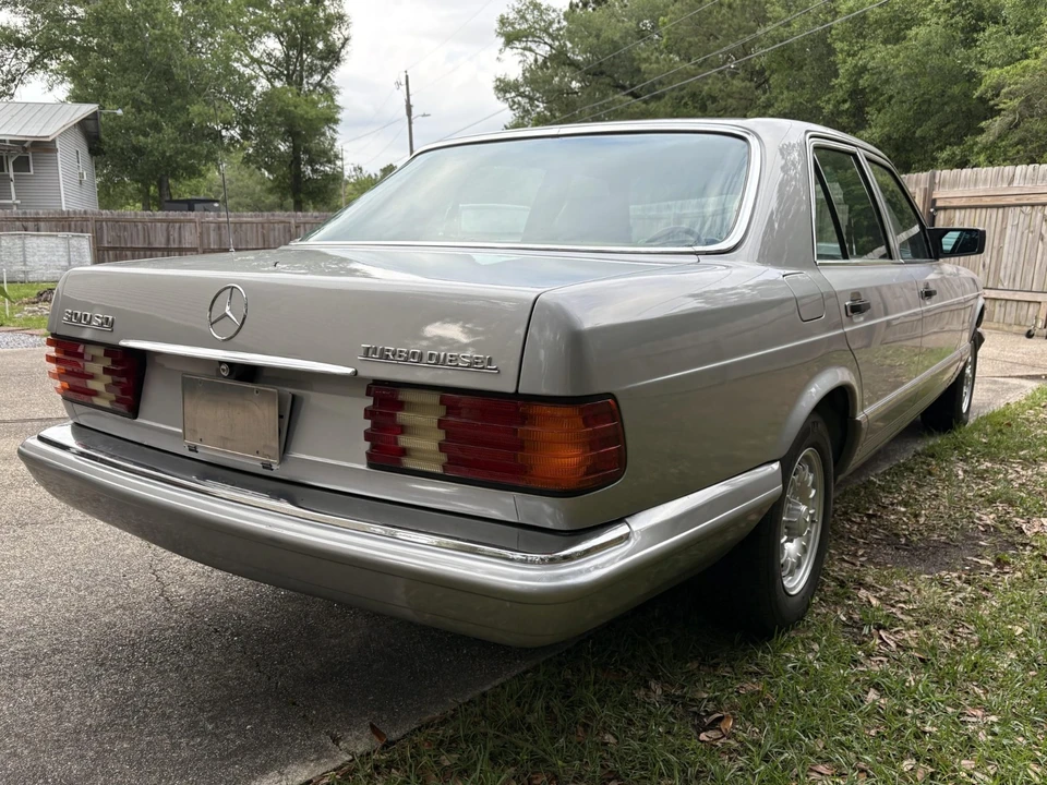1984 Mercedes-Benz W126 S-Class Sedan - Image 11 of 24