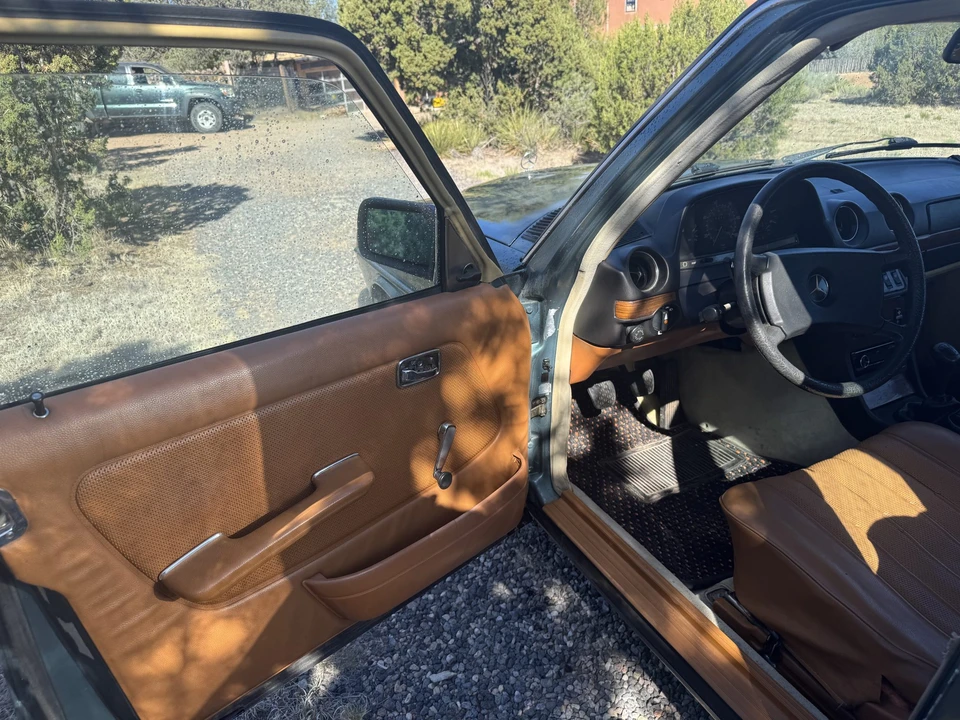 1984 Mercedes-Benz W123 Sedan - Image 29 of 31