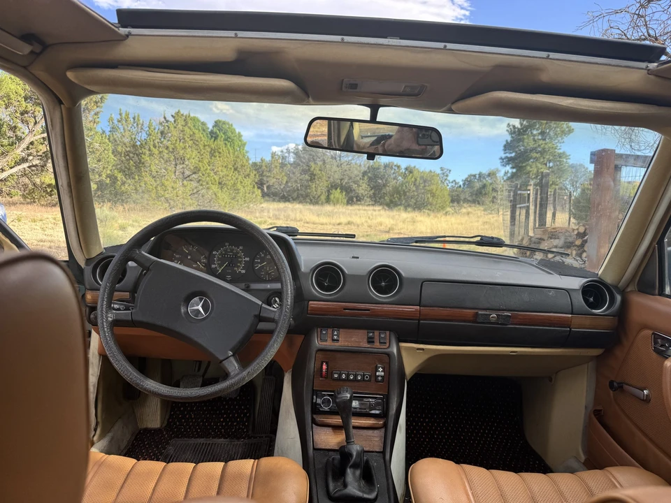 1984 Mercedes-Benz W123 Sedan - Image 24 of 31