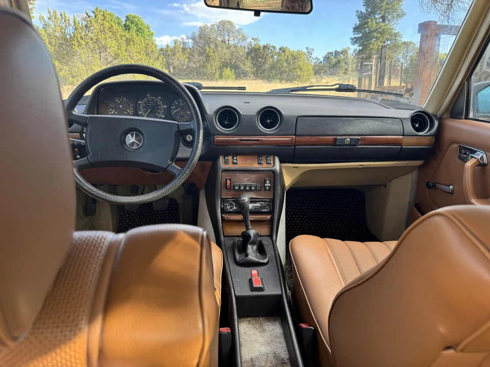 1984 Mercedes-Benz W123 Sedan - Image 25 of 31
