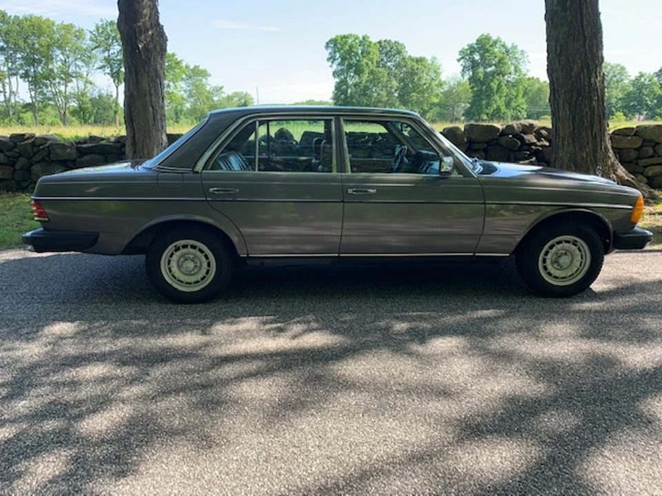 1984 Mercedes-Benz W123 Sedan - Image 10 of 31