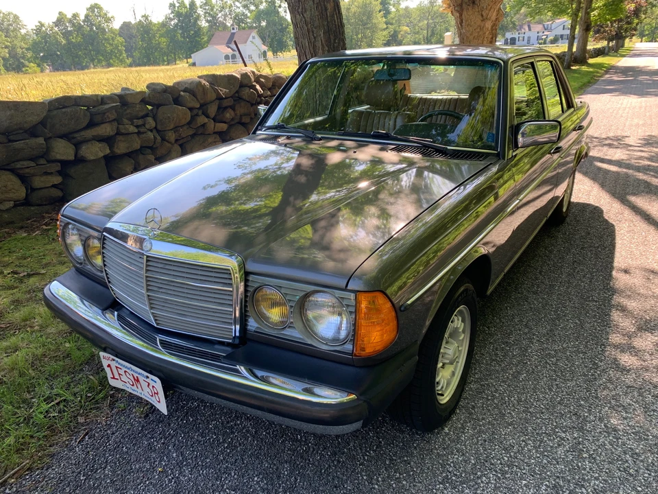 1984 Mercedes-Benz W123 Sedan - Image 2 of 31