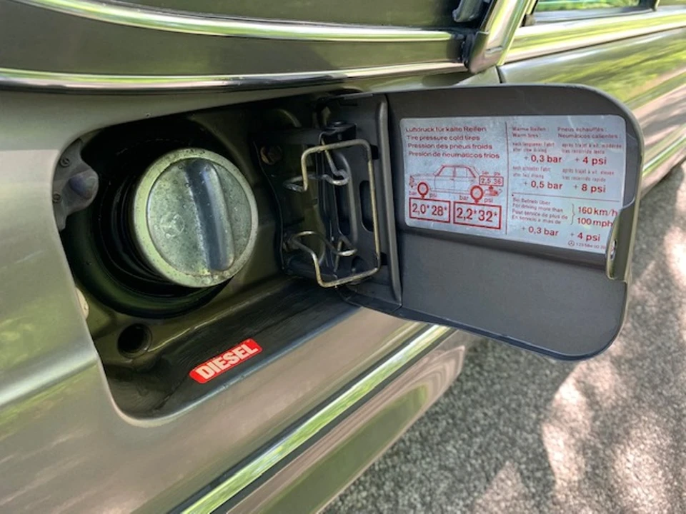 1984 Mercedes-Benz W123 Sedan - Image 30 of 31