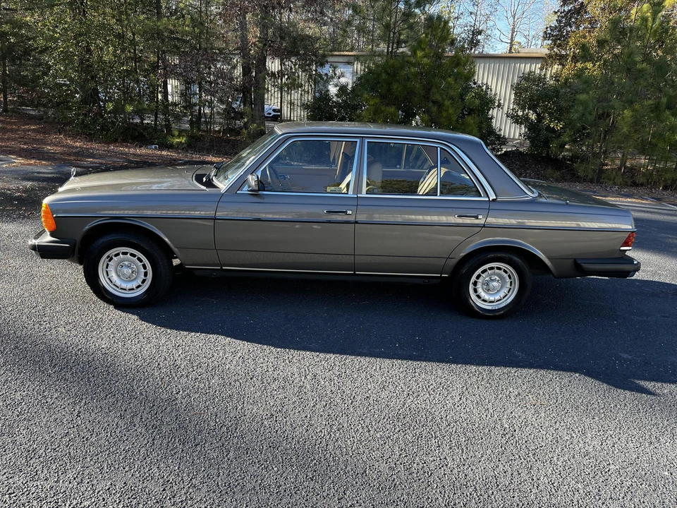 1984 Mercedes-Benz W123 Sedan - Image 5 of 31