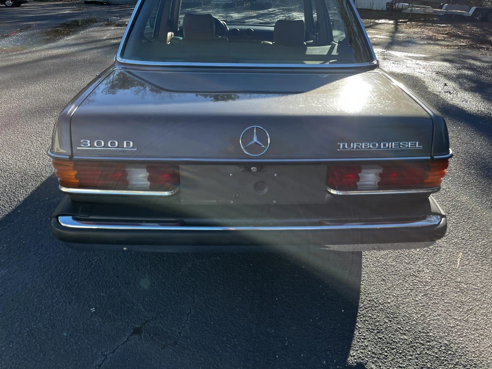 1984 Mercedes-Benz W123 Sedan - Image 20 of 31
