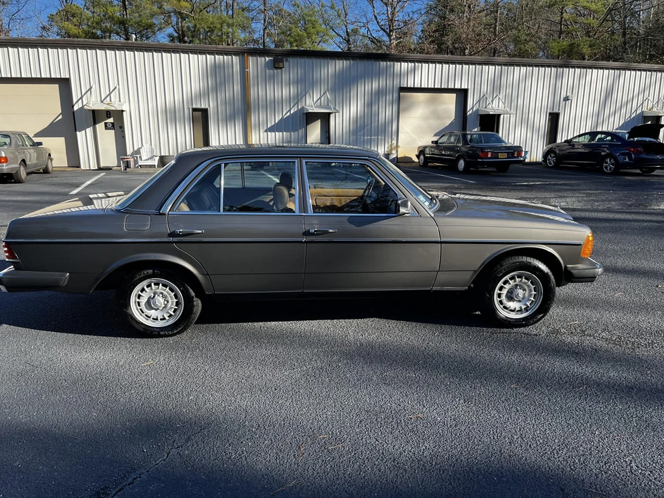 1984 Mercedes-Benz W123 Sedan - Image 11 of 31