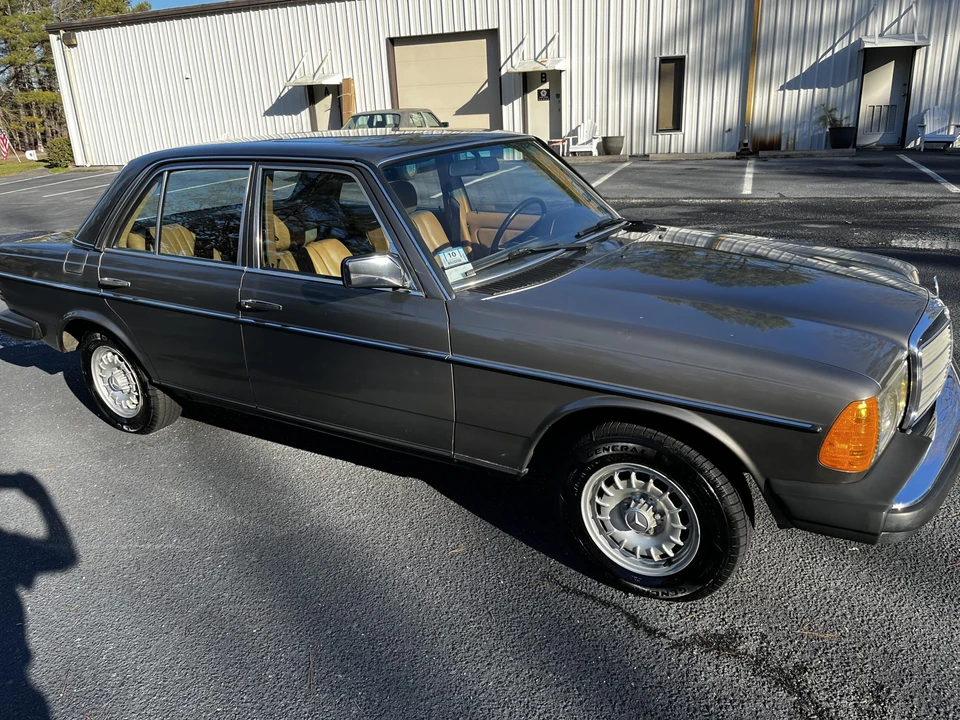1984 Mercedes-Benz W123 Sedan - Image 19 of 31