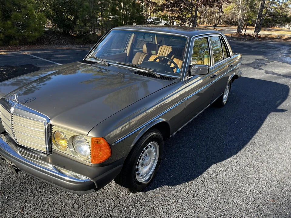 1984 Mercedes-Benz W123 Sedan - Image 14 of 31