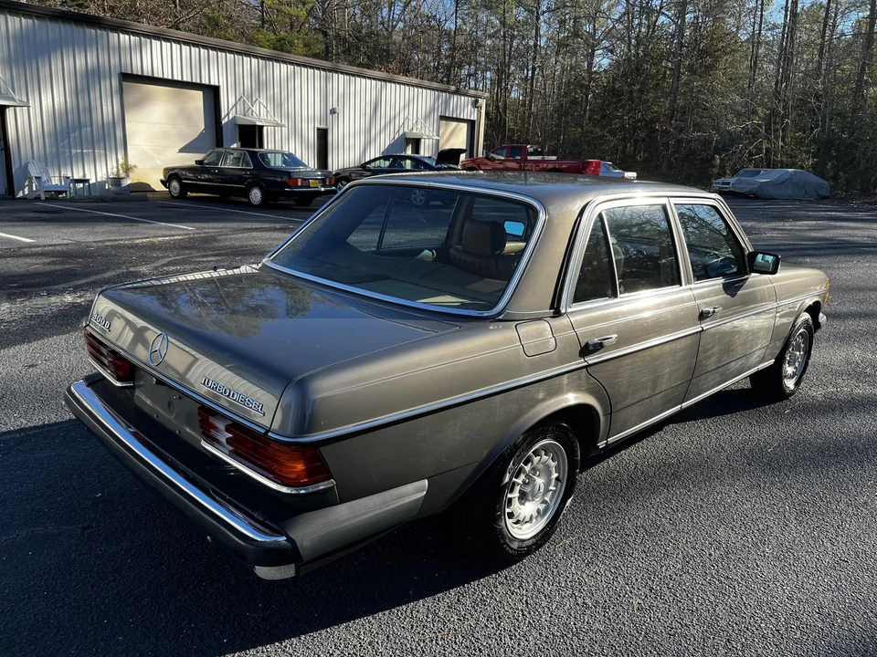 1984 Mercedes-Benz W123 Sedan - Image 9 of 31